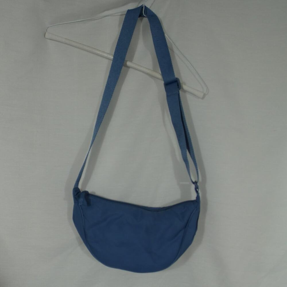 32 Degrees Cool Crossbody Blue Unisex Lightweight Key Holder Zipper Closure